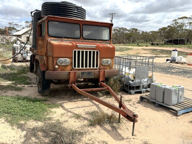 030 74 Acco 180 tray truck