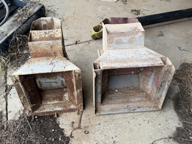 051 103 Grain rear door bagging chutes 3