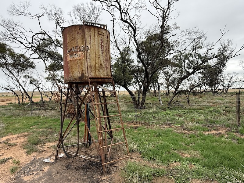 055 107 Fuel tank tripod diesel bottom fill 2