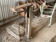 072 110 Vintage wool bale scale with weights Fairbanks No 11 4