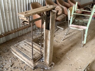 072 110 Vintage wool bale scale with weights Fairbanks No 11 4