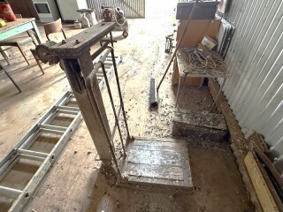 073 111 Vintage wool bale scale with weights Fairbanks No 11 