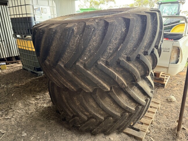 075 113 Tyre and rim Agri Max BKT 600 800 x 65R 32