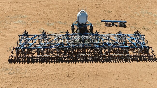 7b New Holland 62 folding direct drill bar 5