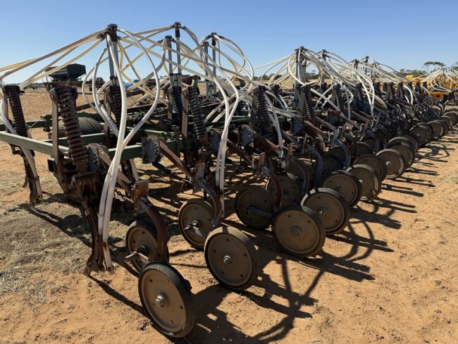 8i Howard Bagshaw 45 stubble master chisel plough 9