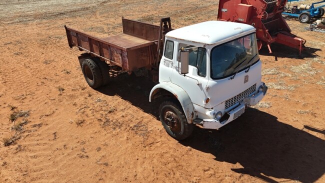 31c Bedford 4 WD tipper tray truck