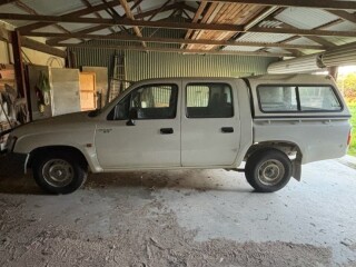 002a Hilux 2.7 Ute back