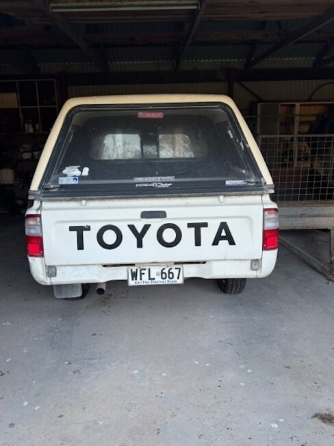 002b Hilux 2.7 Ute side