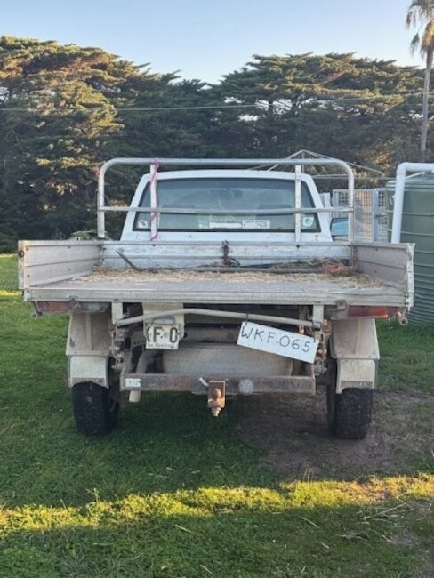 006b Nissan Navara Ute back